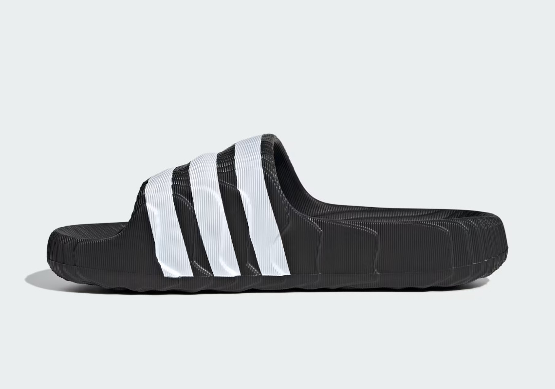 adidas Adilette 22: Hướng Tới Tương Lai với Thiết Kế Hiện Đại và Màu Sắc Độc Đáo - 11