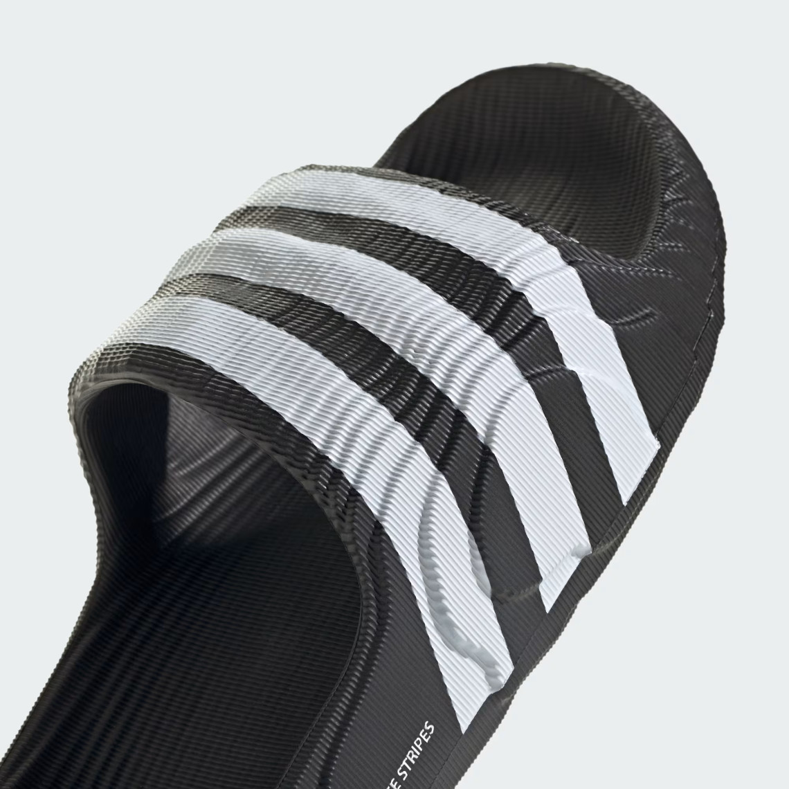 adidas Adilette 22: Hướng Tới Tương Lai với Thiết Kế Hiện Đại và Màu Sắc Độc Đáo - 16