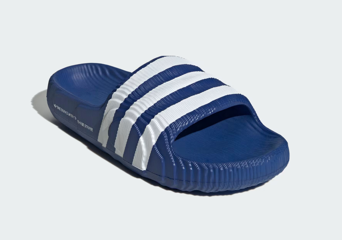 adidas Adilette 22: Hướng Tới Tương Lai với Thiết Kế Hiện Đại và Màu Sắc Độc Đáo - 36