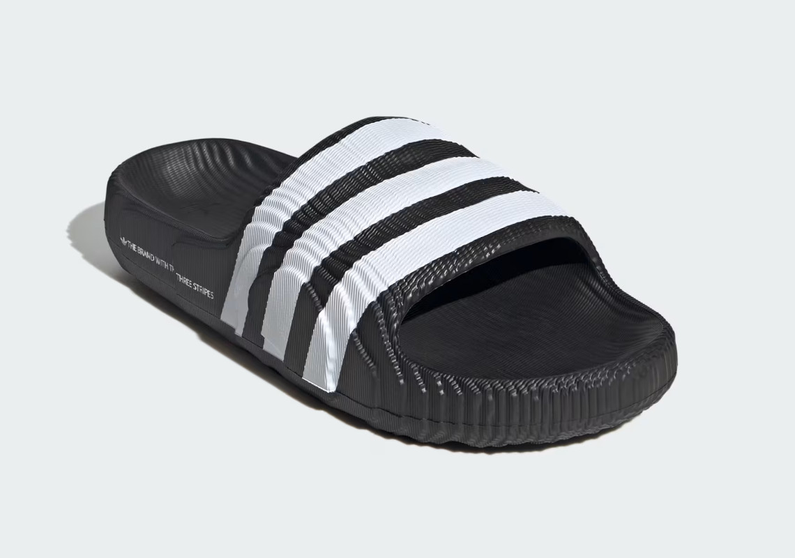 adidas Adilette 22: Hướng Tới Tương Lai với Thiết Kế Hiện Đại và Màu Sắc Độc Đáo - 4