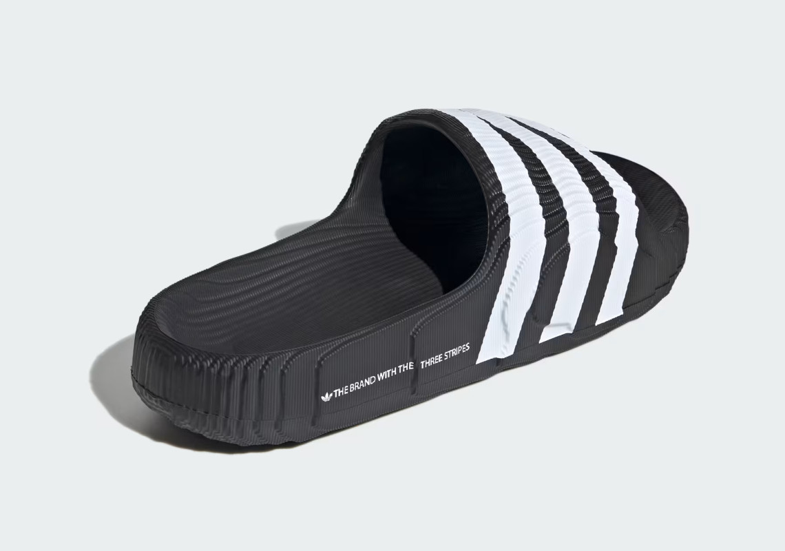 adidas Adilette 22: Hướng Tới Tương Lai với Thiết Kế Hiện Đại và Màu Sắc Độc Đáo - 5