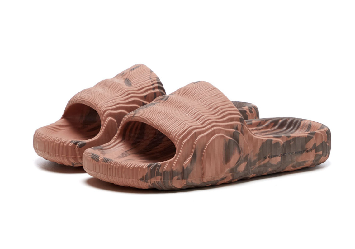 Adidas Adilette 22: Ra mắt màu mới Clay Strata và Earth Strata - 2