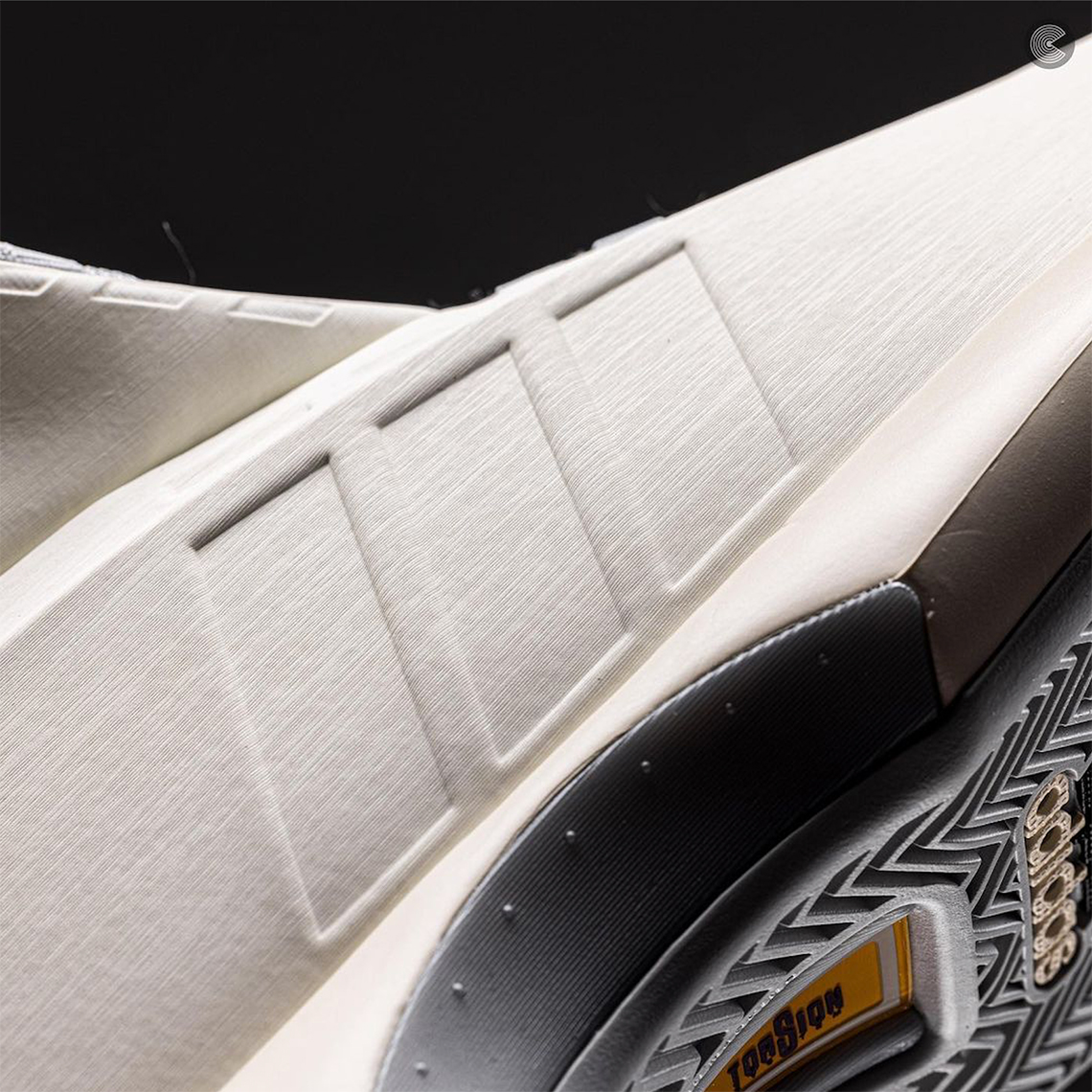 adidas Crazy 1 có thân màu trắng nhạt với các điểm nhấn màu tím và xám - 3