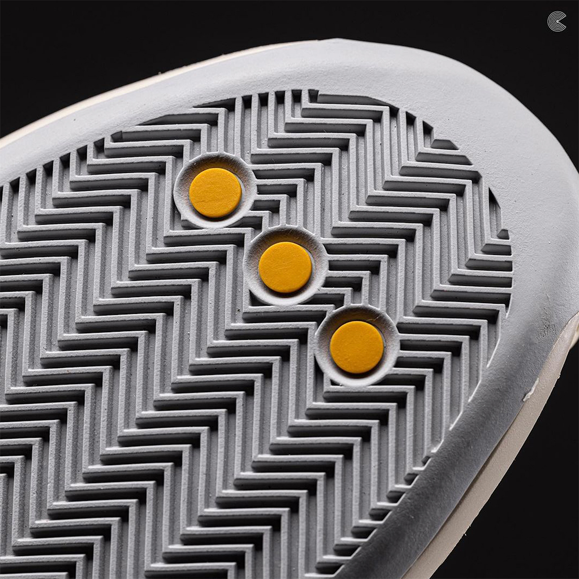 adidas Crazy 1 có thân màu trắng nhạt với các điểm nhấn màu tím và xám - 6