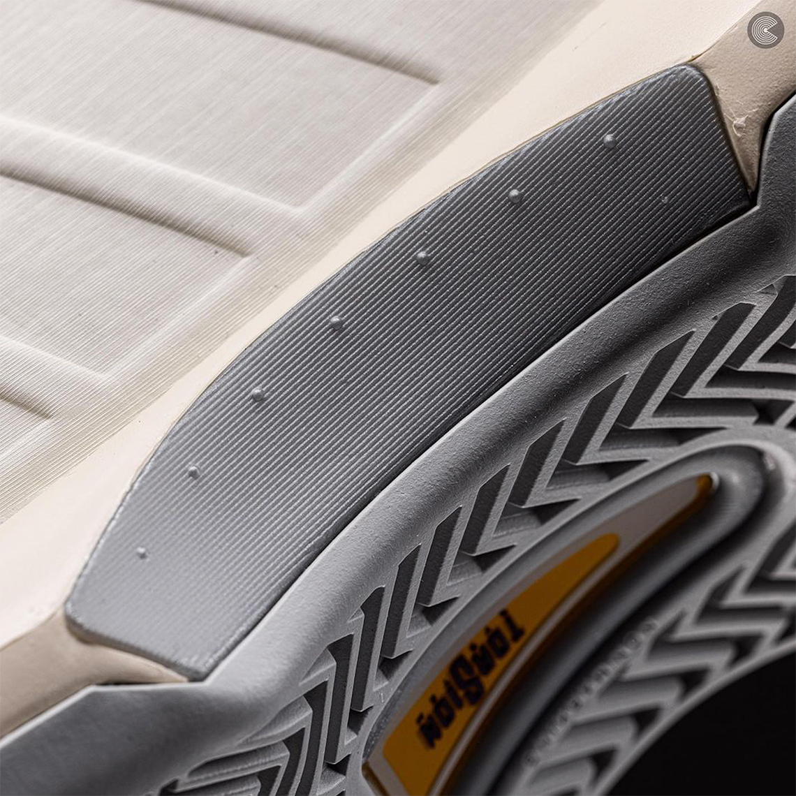 adidas Crazy 1 có thân màu trắng nhạt với các điểm nhấn màu tím và xám - 7