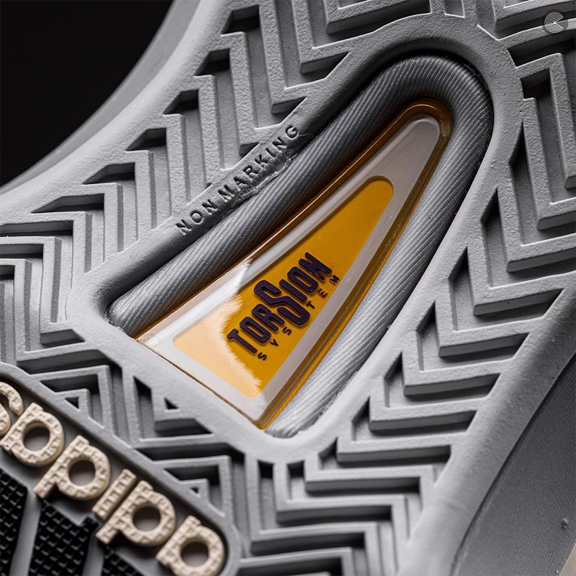 adidas Crazy 1 có thân màu trắng nhạt với các điểm nhấn màu tím và xám - 9