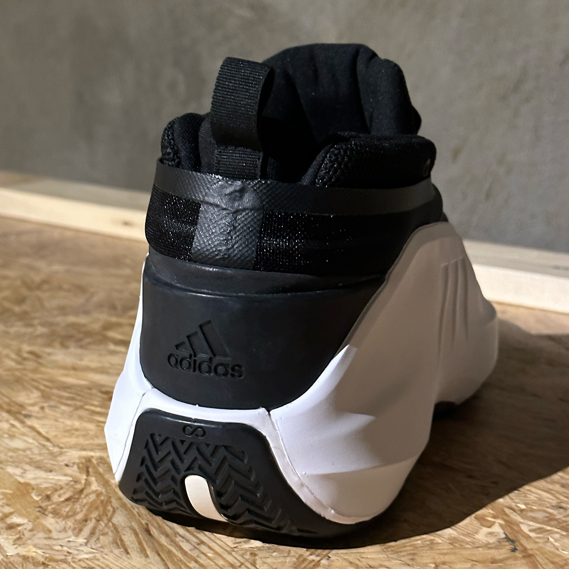 Adidas Crazy IIInfinity - Phiên bản kế thừa hiện đại của Crazy 1 - 4