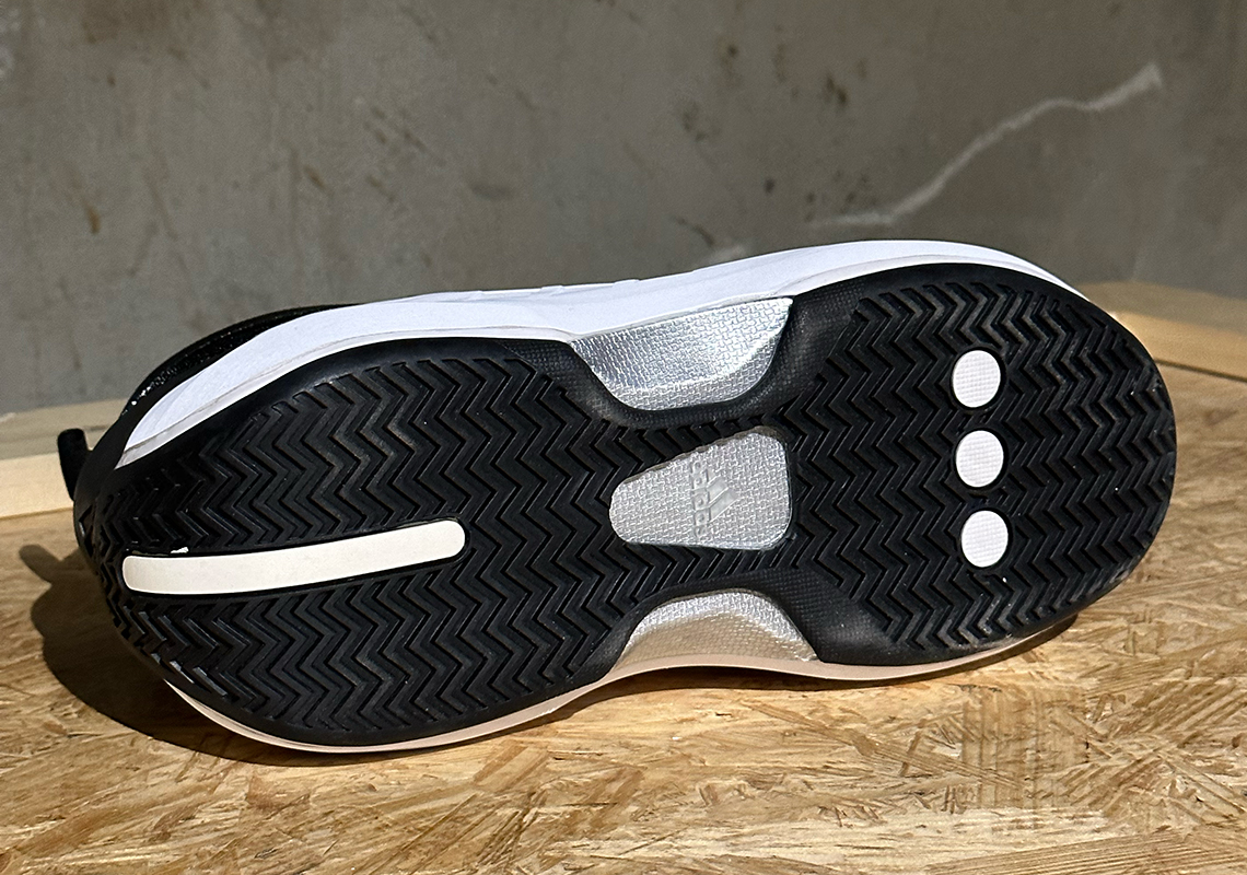 Adidas Crazy IIInfinity - Phiên bản kế thừa hiện đại của Crazy 1 - 5