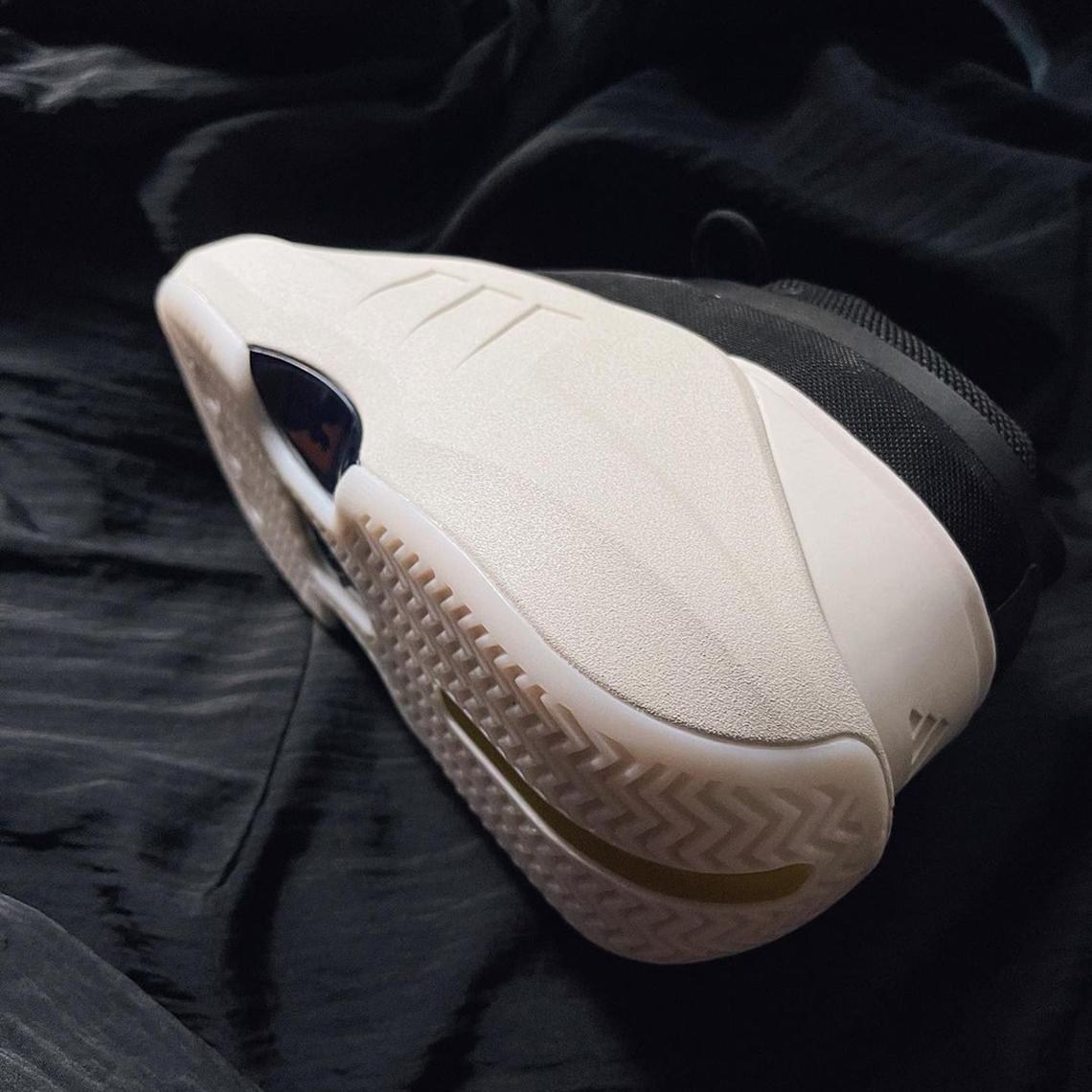 adidas Crazy IIInfinity: Thần thái kế nhiệm của dòng giày Kobe Bryant - Sự kết hợp độc đáo giữa hai biểu tượng! - 4