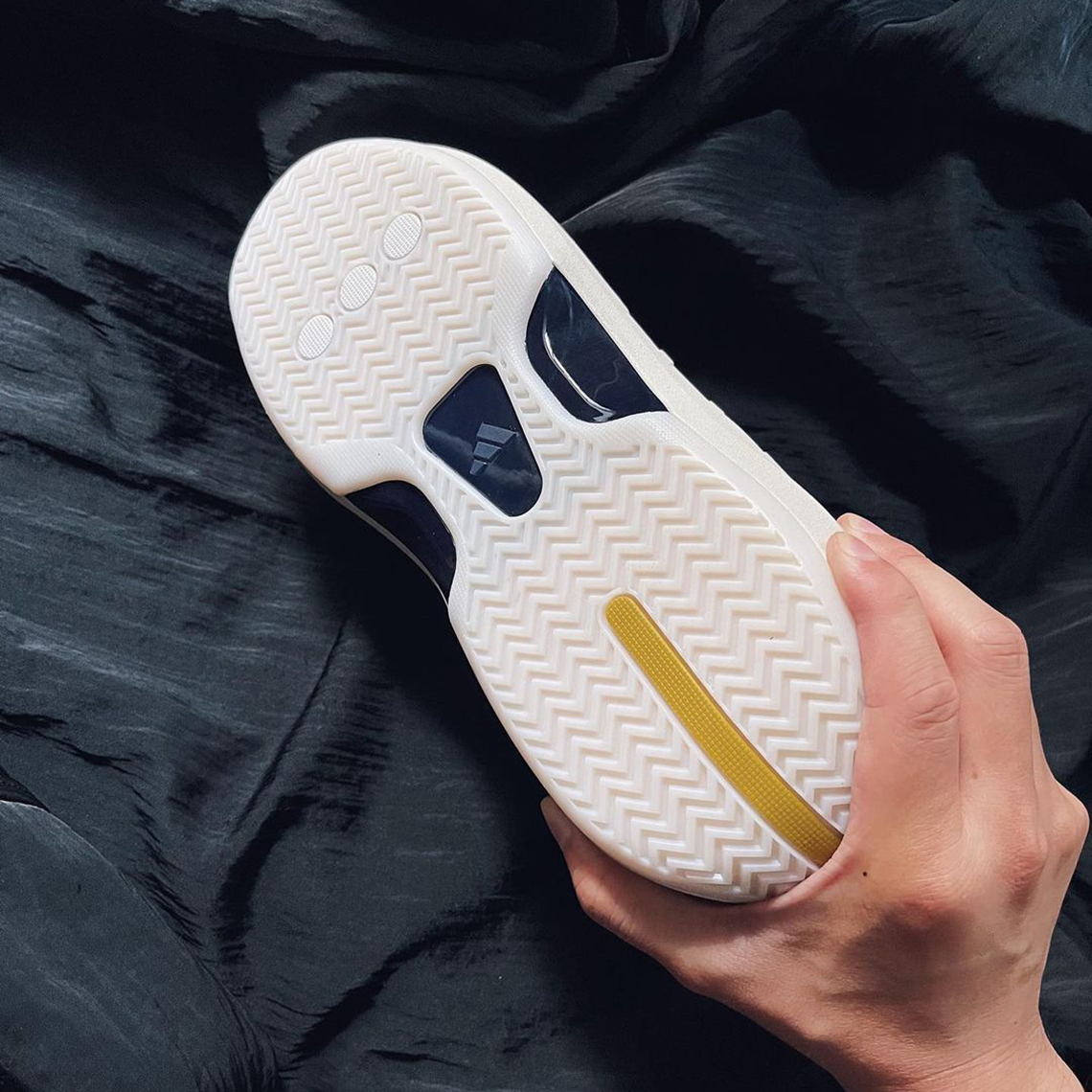 adidas Crazy IIInfinity: Thần thái kế nhiệm của dòng giày Kobe Bryant - Sự kết hợp độc đáo giữa hai biểu tượng! - 5