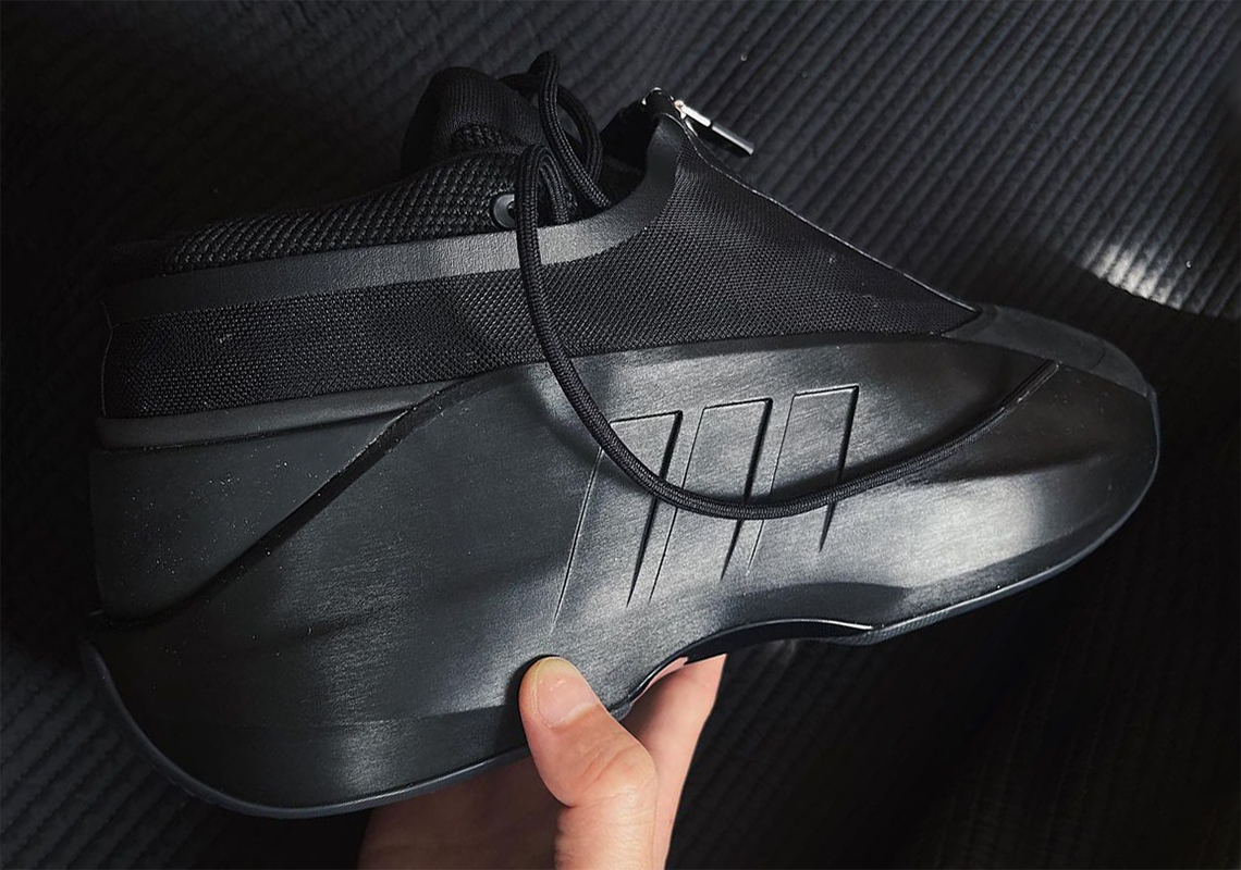 adidas Crazy IIInfinity 'Triple Black': Phiên Bản Đặc Biệt Tưởng Nhớ Kobe Bryant - 1