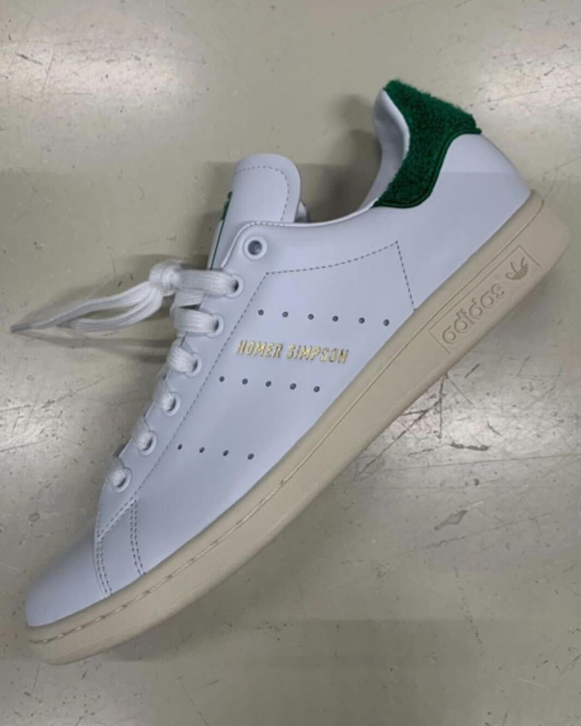 Adidas Stan Smith Homer Simpson sẽ được phát hành sớm. - 2