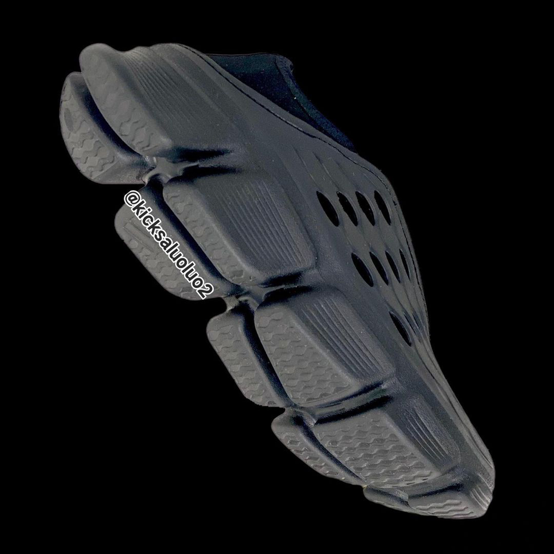 Adidas tiến xa hơn vào sự thoải mái với Climaclog Triple Black - 3