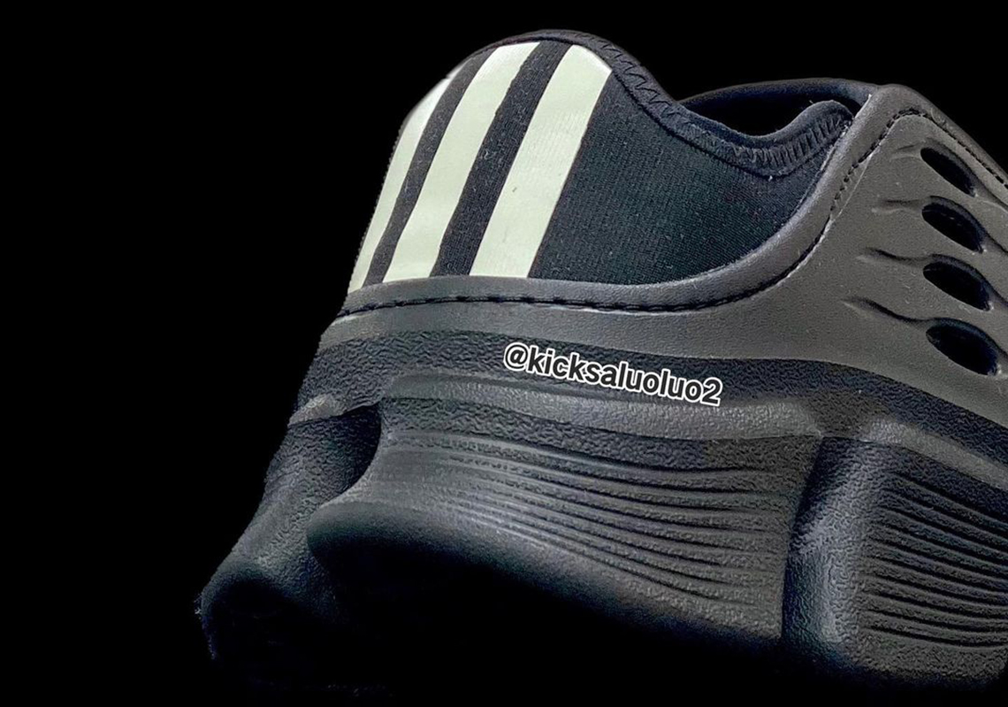 Adidas tiến xa hơn vào sự thoải mái với Climaclog Triple Black - 4