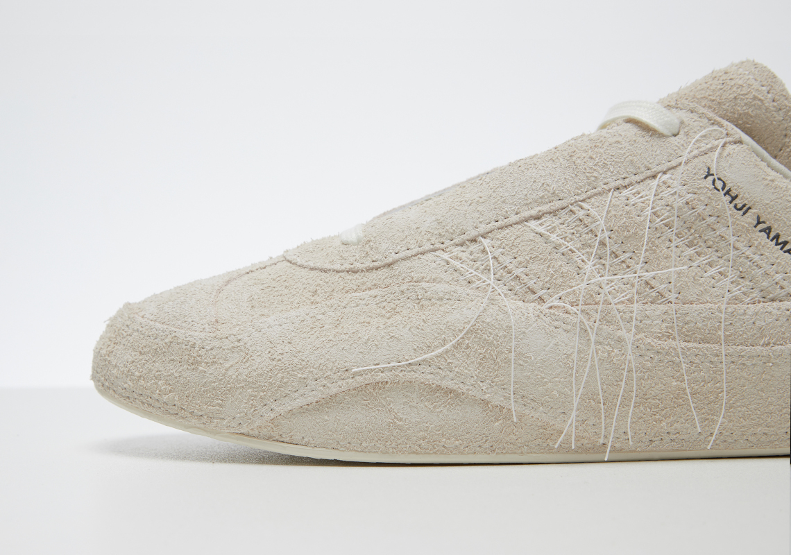 adidas Y-3 Gazelle nổi bật với da lộn cao cấp với tông màu trắng nhạt và đen - 3