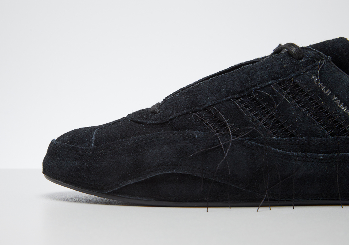 adidas Y-3 Gazelle nổi bật với da lộn cao cấp với tông màu trắng nhạt và đen - 4