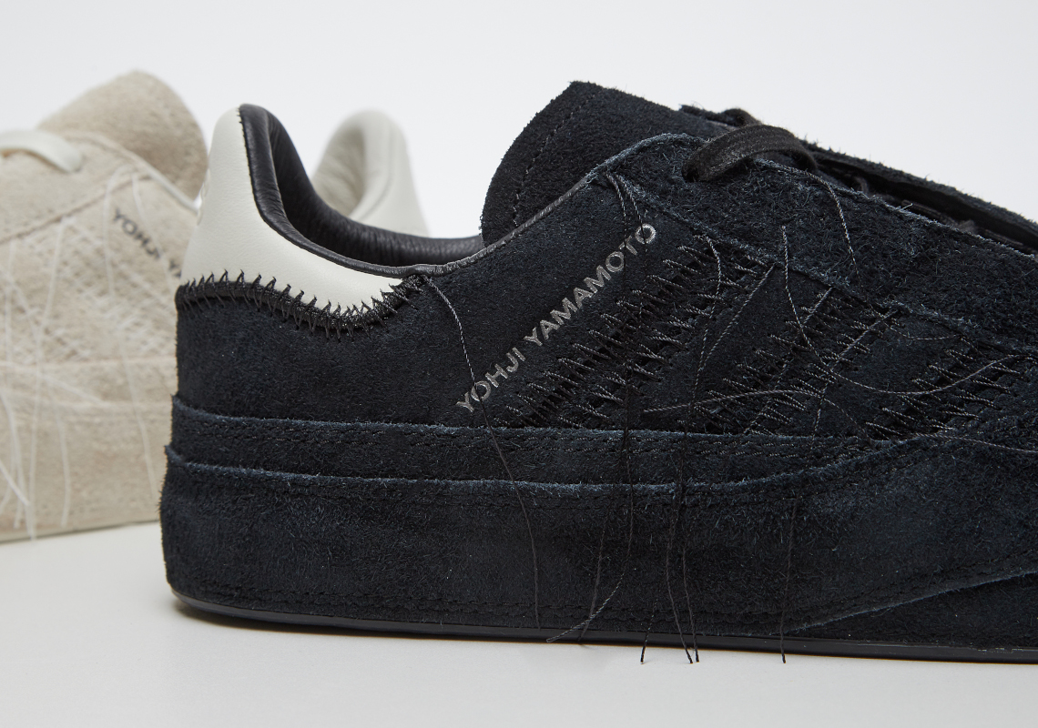 adidas Y-3 Gazelle nổi bật với da lộn cao cấp với tông màu trắng nhạt và đen - 7