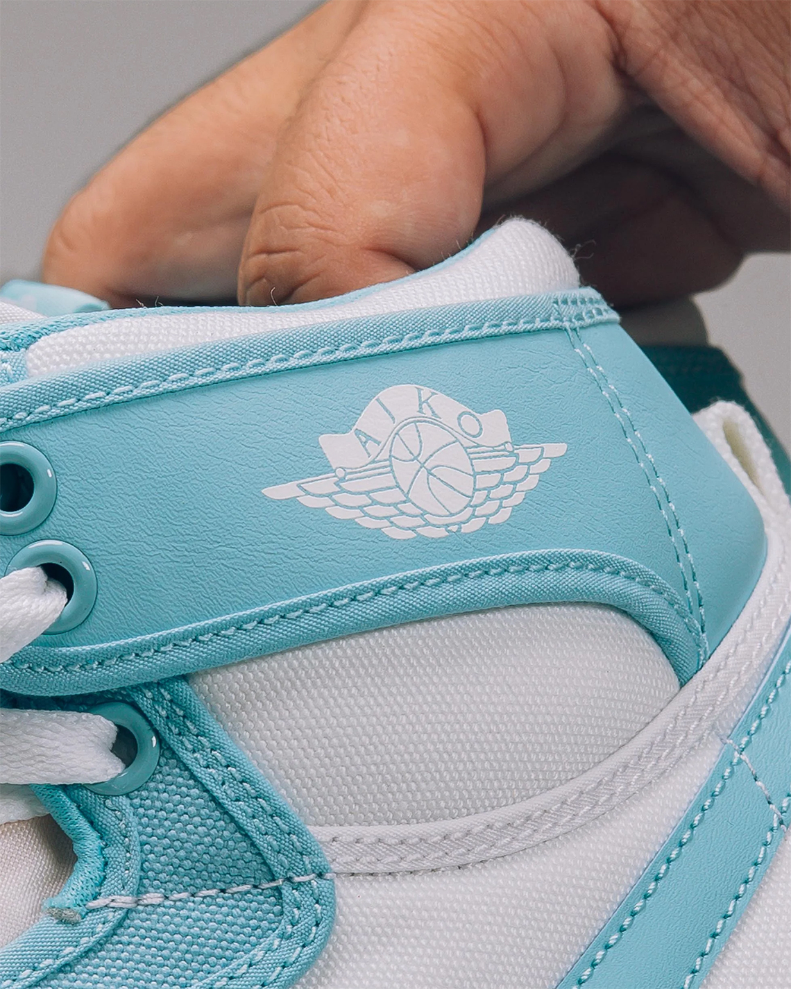 Air Jordan 1 KO Bleached Aqua - Sắc xanh tươi sáng trên đôi giày mới - 4