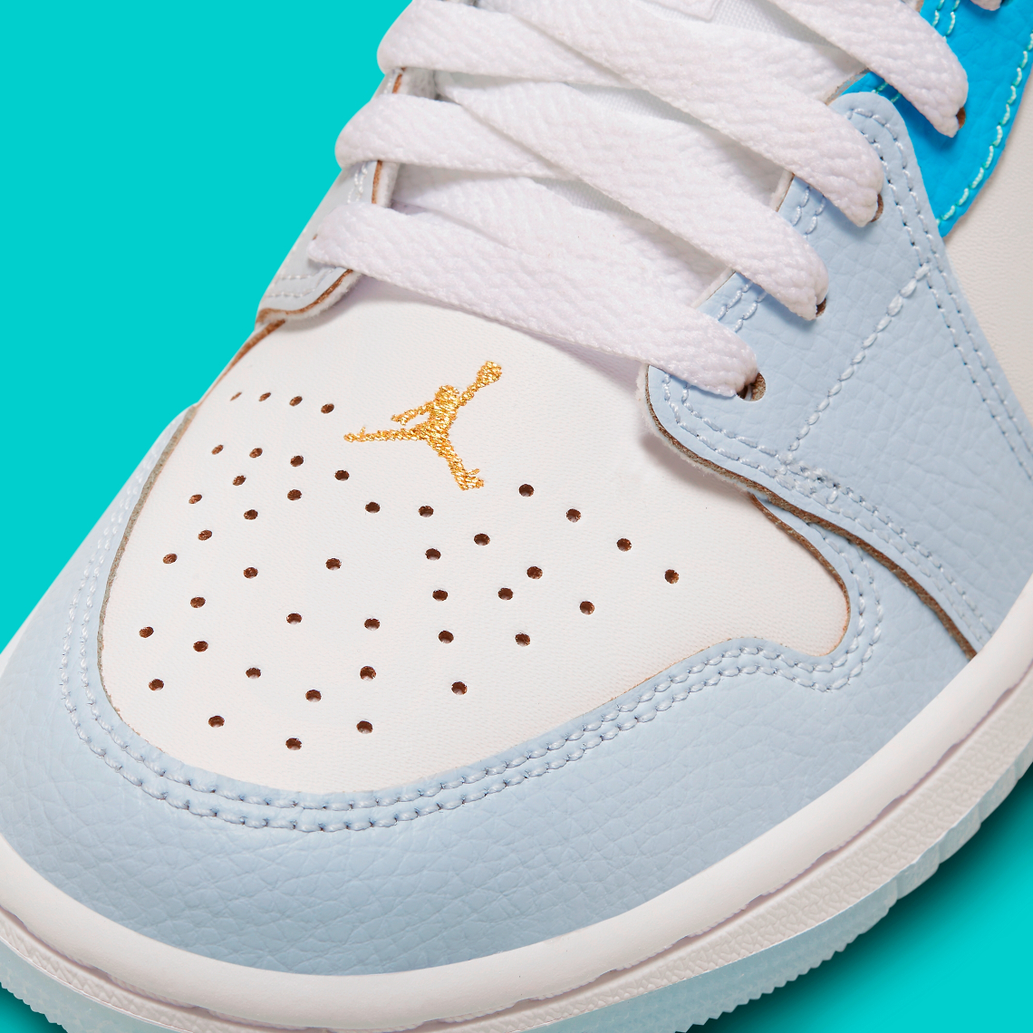 Air Jordan 1 Low Blue Gradient: Mẫu giày độc đáo với gam màu xanh đẹp mắt | Sự kết hợp mới lạ trong thiết kế! - 7