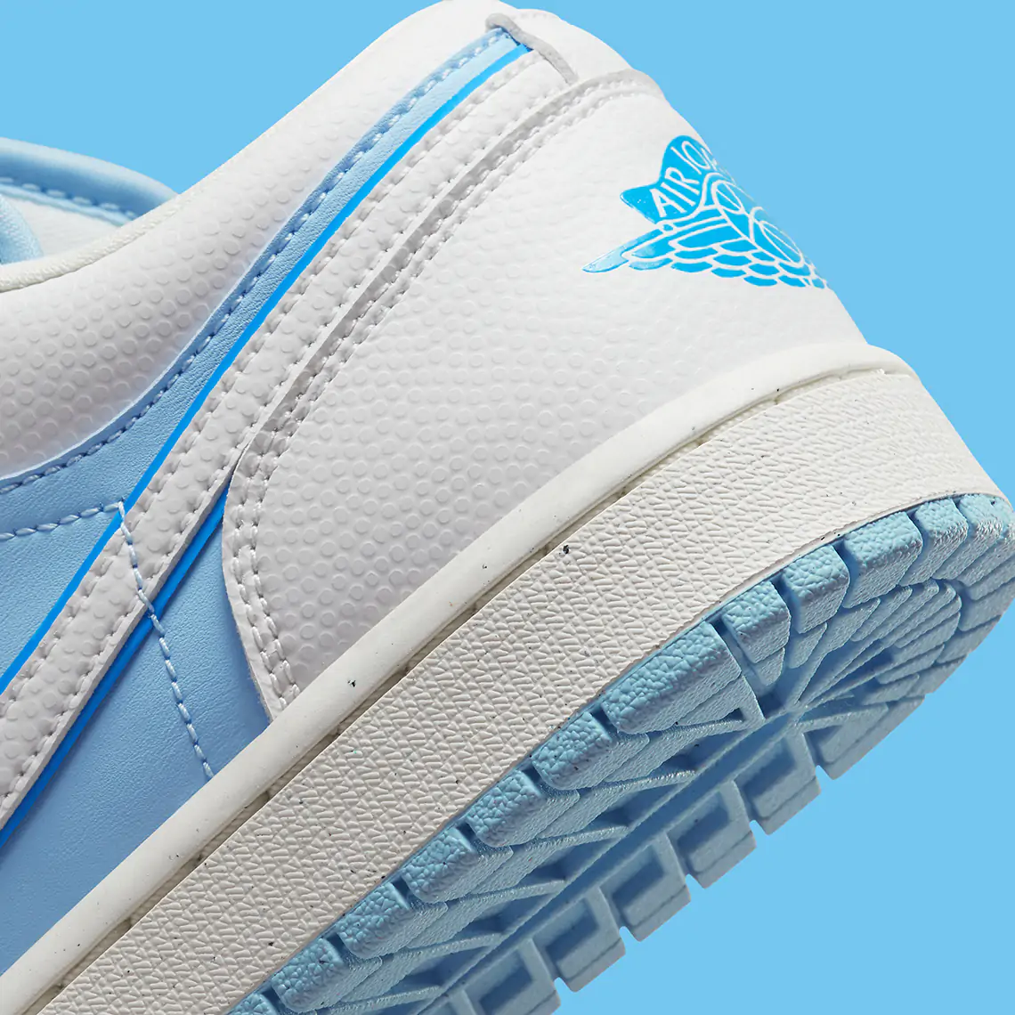 Air Jordan 1 Low với các màu Dark Powder Blue/Ice Blue - 7