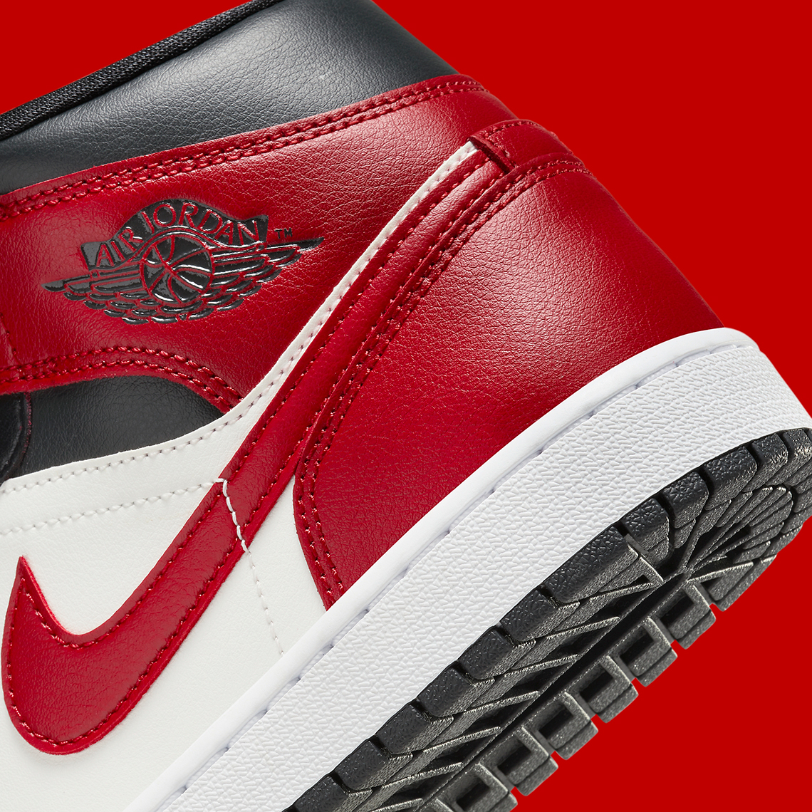 Air Jordan 1 Mid Black Toe: Phiên bản mới hấp dẫn! - 8