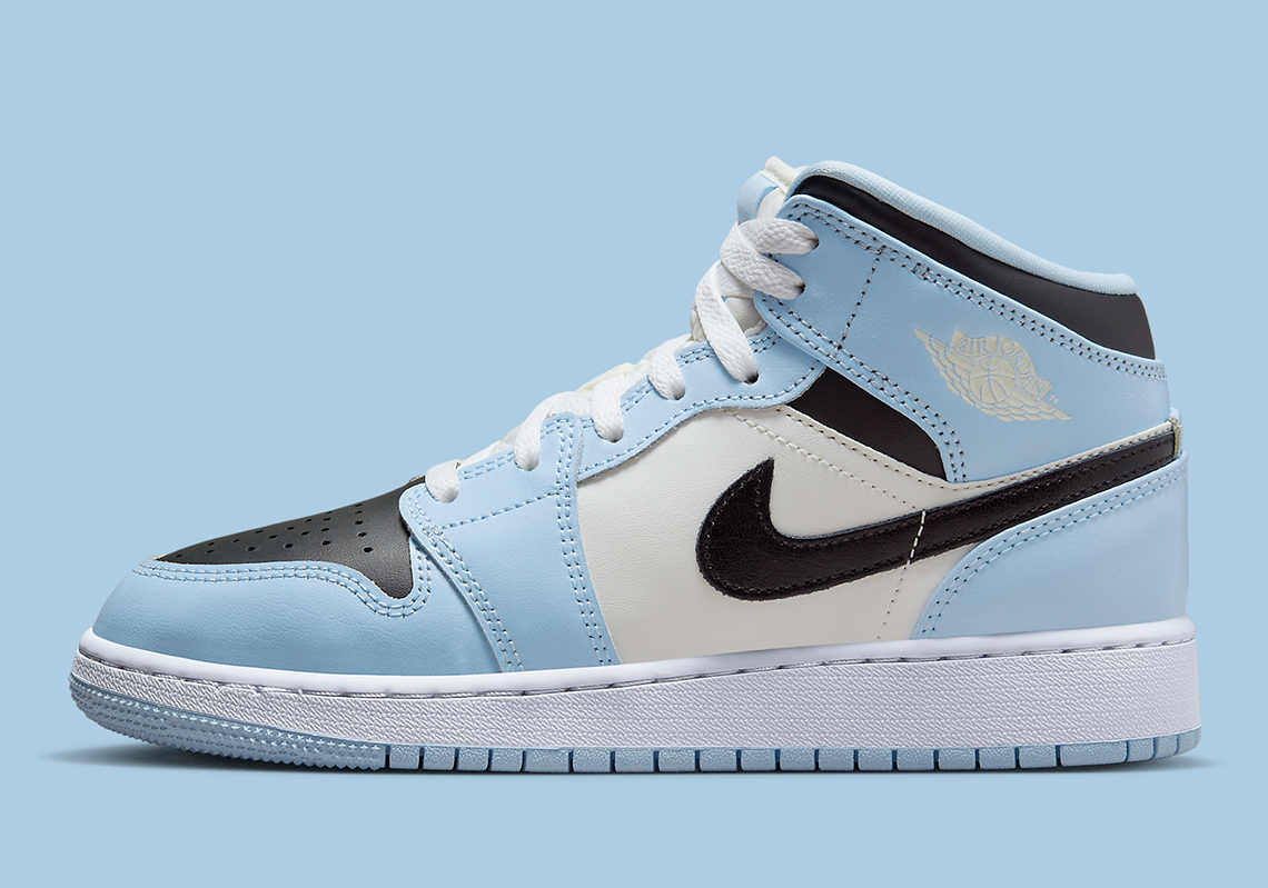 Air Jordan 1 Mid GS nhận được một làn sóng Ice Blue mát mẻ - 2
