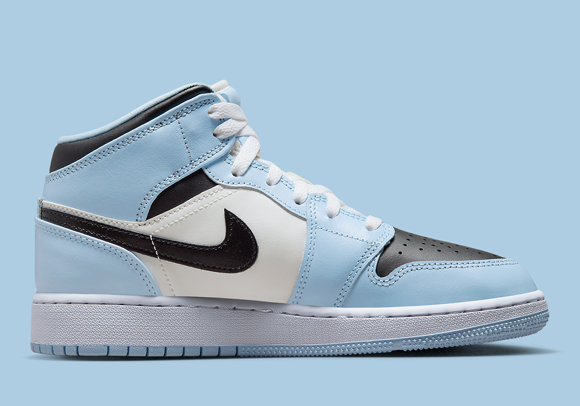 Air Jordan 1 Mid GS nhận được một làn sóng Ice Blue mát mẻ - 3