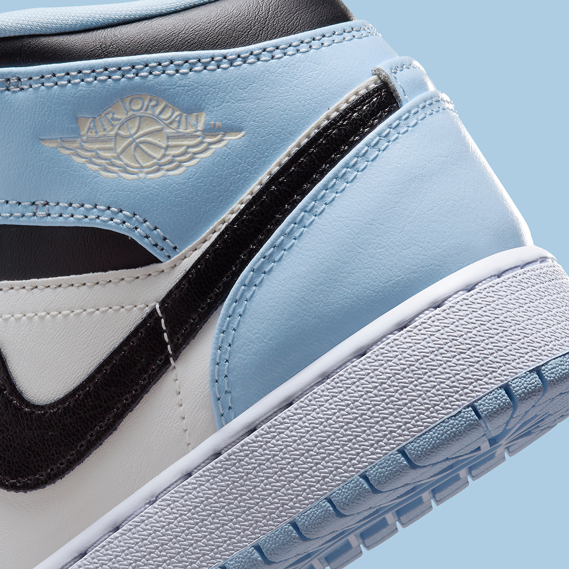 Air Jordan 1 Mid GS nhận được một làn sóng Ice Blue mát mẻ - 7