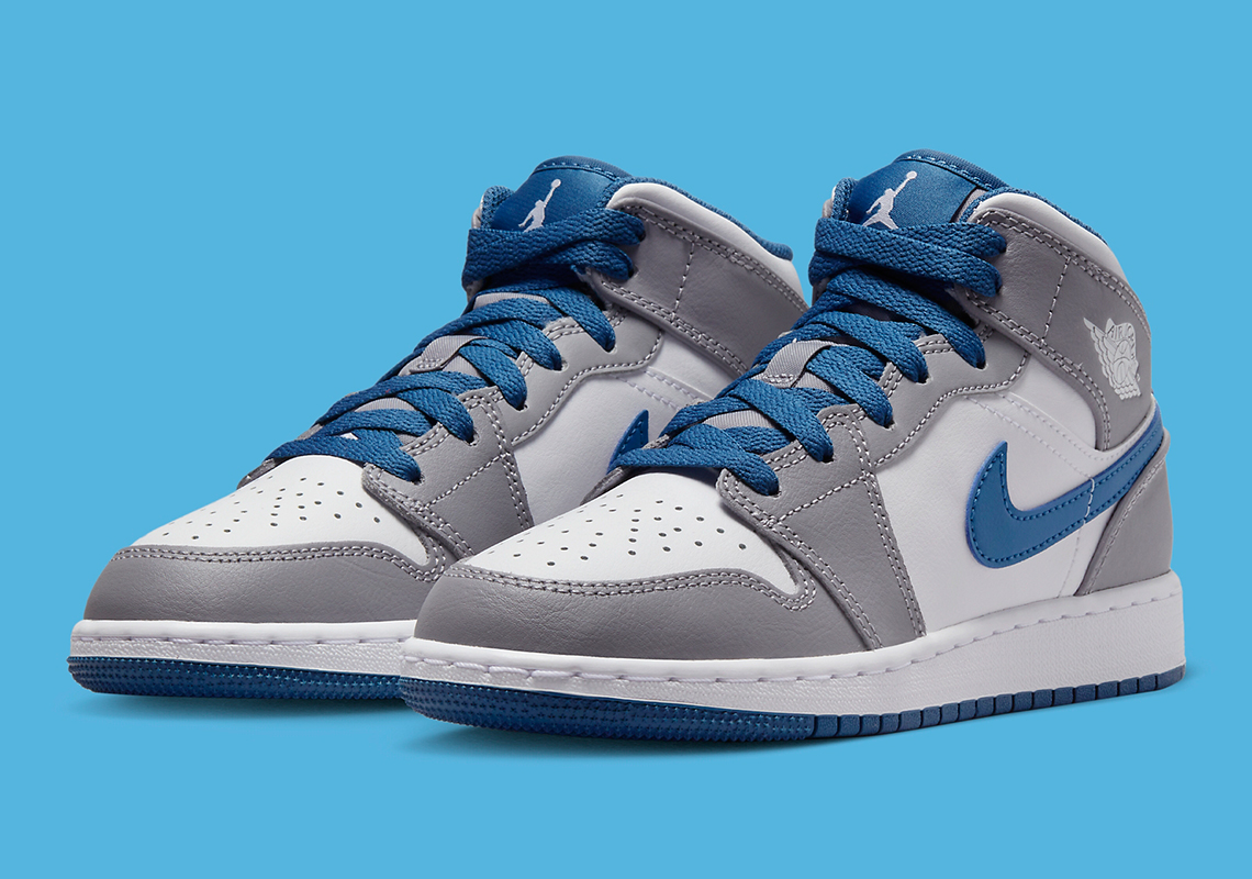 Air Jordan 1 Mid màu "True Blue" cho trẻ em