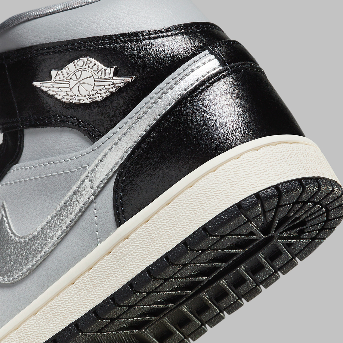 Air Jordan 1 Mid Nữ 'Silver Metallic': Đôi giày thể hiện sự sang trọng và đẳng cấp mới từ Jordan Brand! - 7