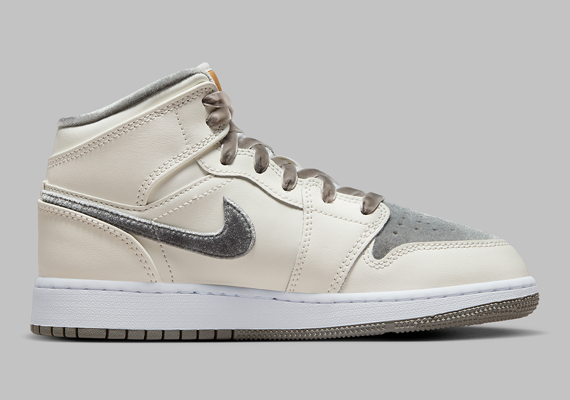 Air Jordan 1 Mid - Phiên bản mới sang trọng với chất liệu lụa vàng sành điệu! - 3