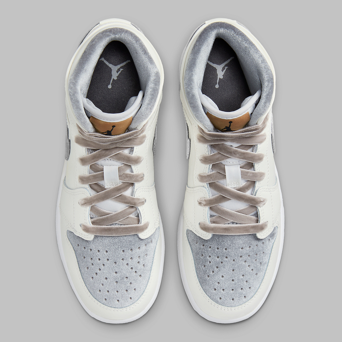 Air Jordan 1 Mid - Phiên bản mới sang trọng với chất liệu lụa vàng sành điệu! - 4