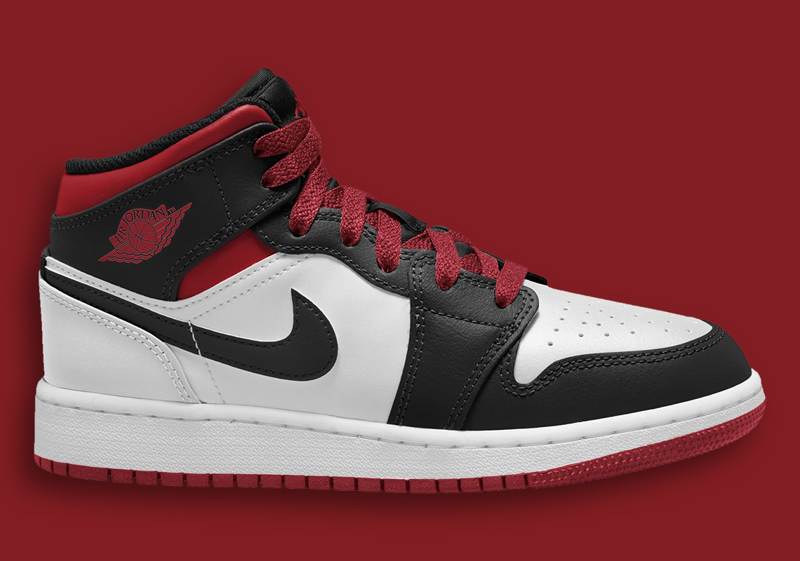 Air Jordan 1 mid trẻ em này có nét tương đồng với vẻ ngoài của Original Black Toe - 1