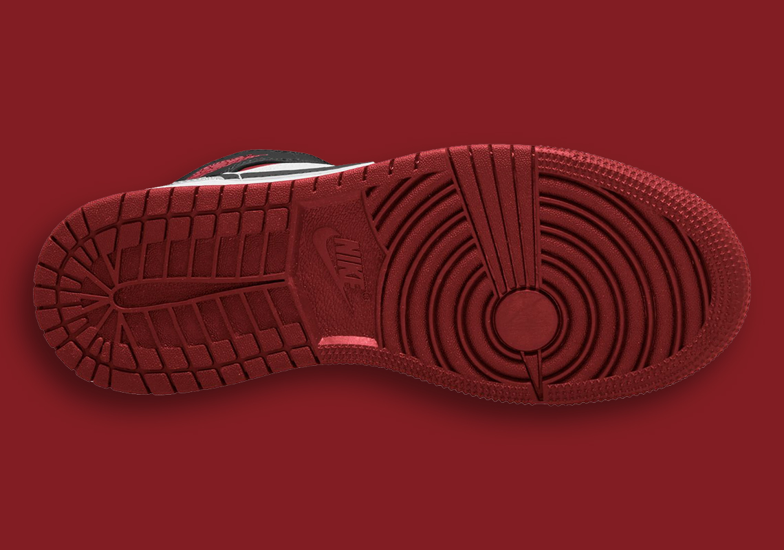 Air Jordan 1 mid trẻ em này có nét tương đồng với vẻ ngoài của Original Black Toe - 4