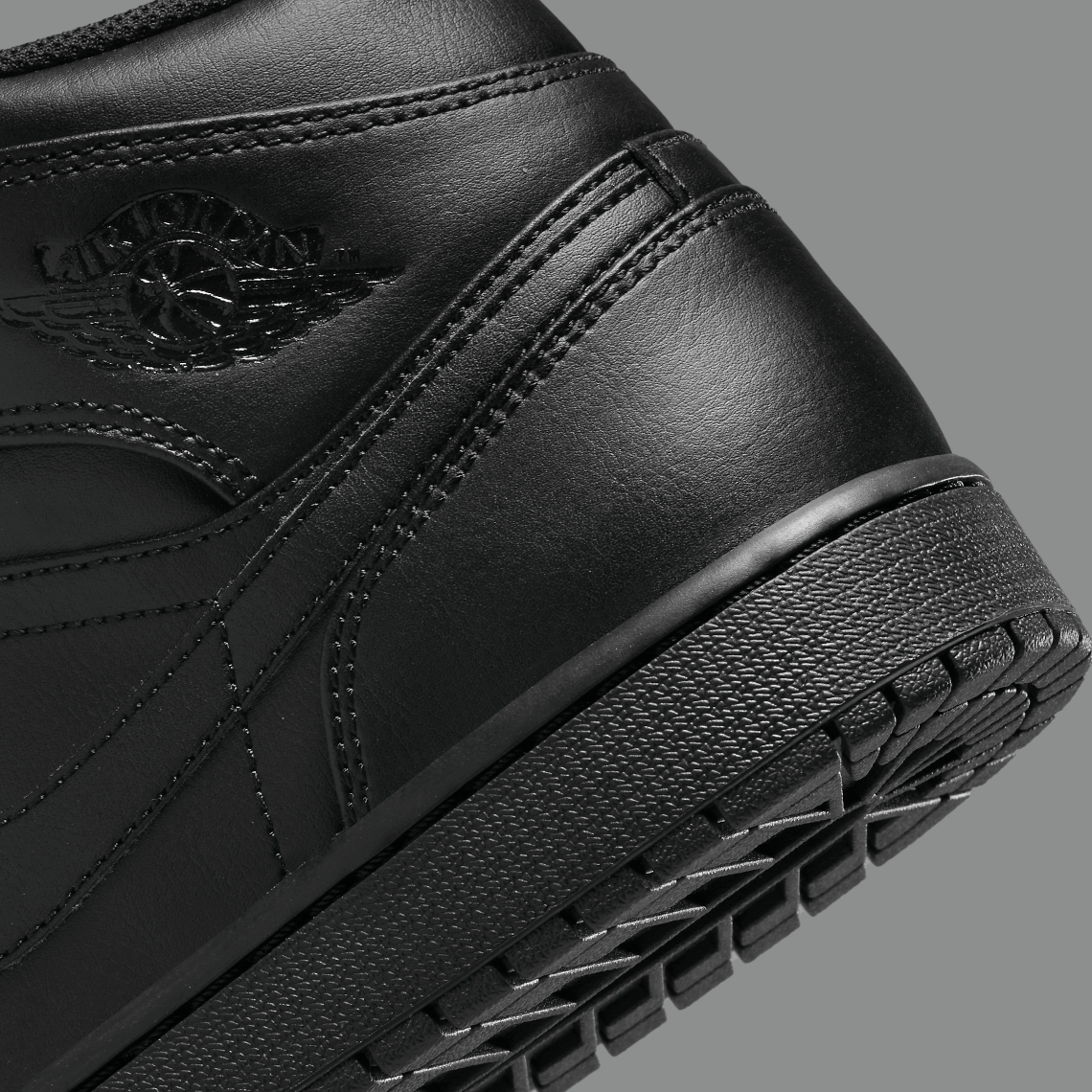 Air Jordan 1 Mid Triple Black trở lại vào ngày 27 tháng 9 - 8