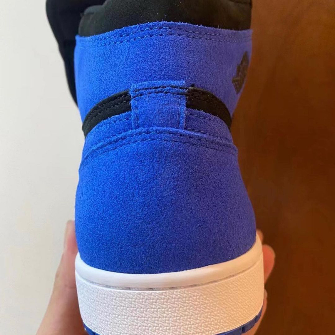 Air Jordan 1 Royal Reimagined - Sự đánh giá lại đầy sáng tạo của dòng sản phẩm - 11