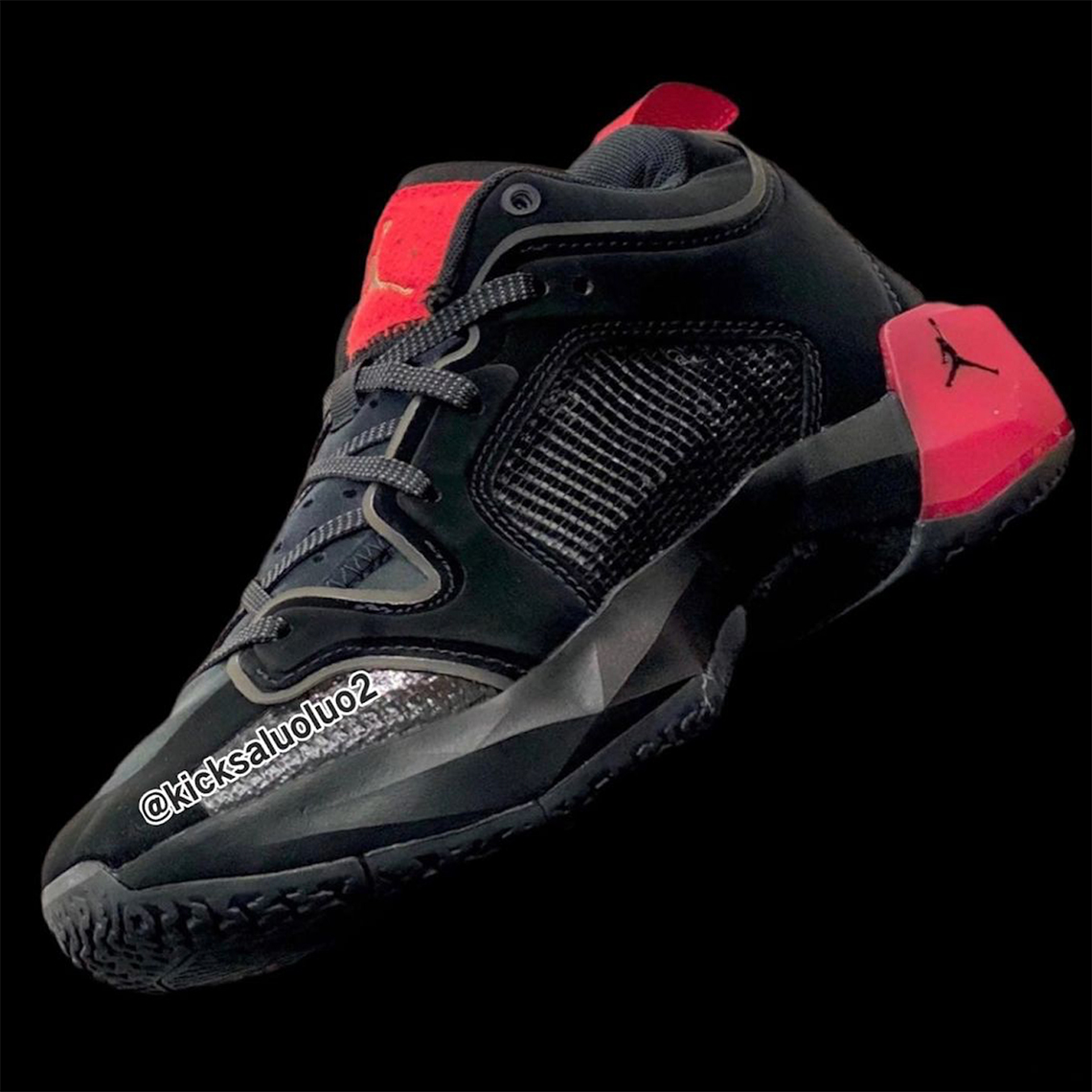 Air Jordan 37 Low có hai màu đen và đỏ - 2