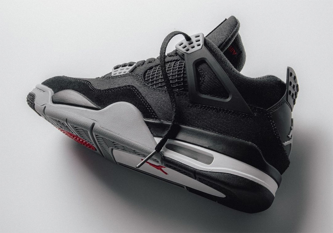 Air Jordan 4 "Black Canvas" phát hành thông qua Nike SNKRS vào ngày 5 tháng 10