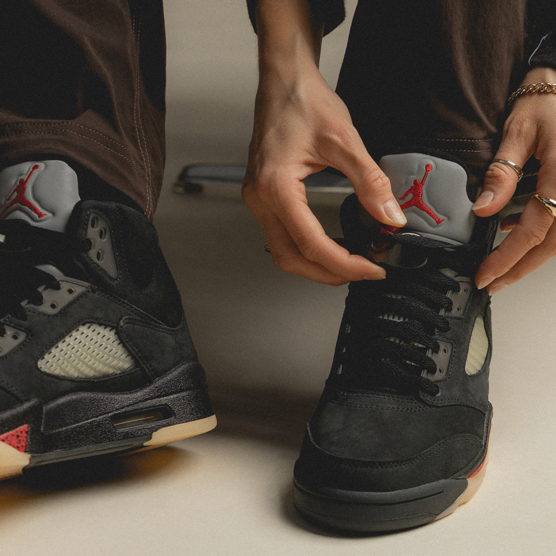 Air Jordan 5 Gore-Tex Off-Noir phát hành vào ngày 3/11/2022 tại Anh và Châu Âu - 3