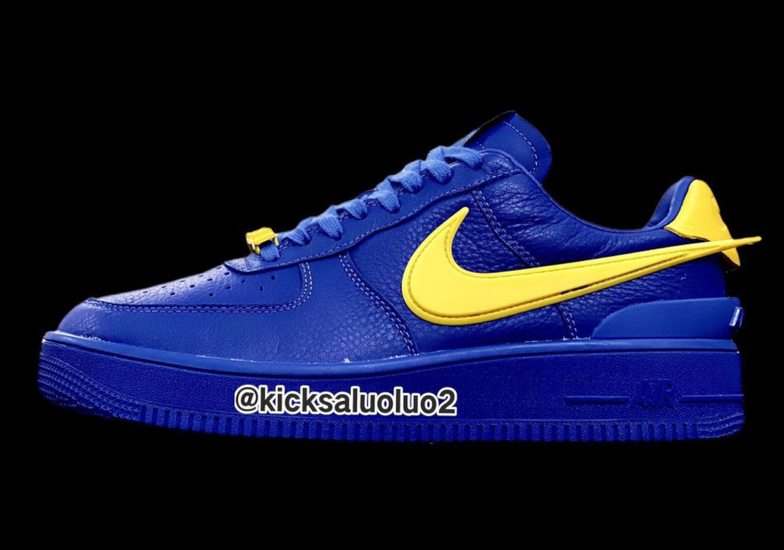 AMBUSH sử dụng màu xanh và vàng rực rỡ cho mẫu Nike Air Force 1 Low - 1