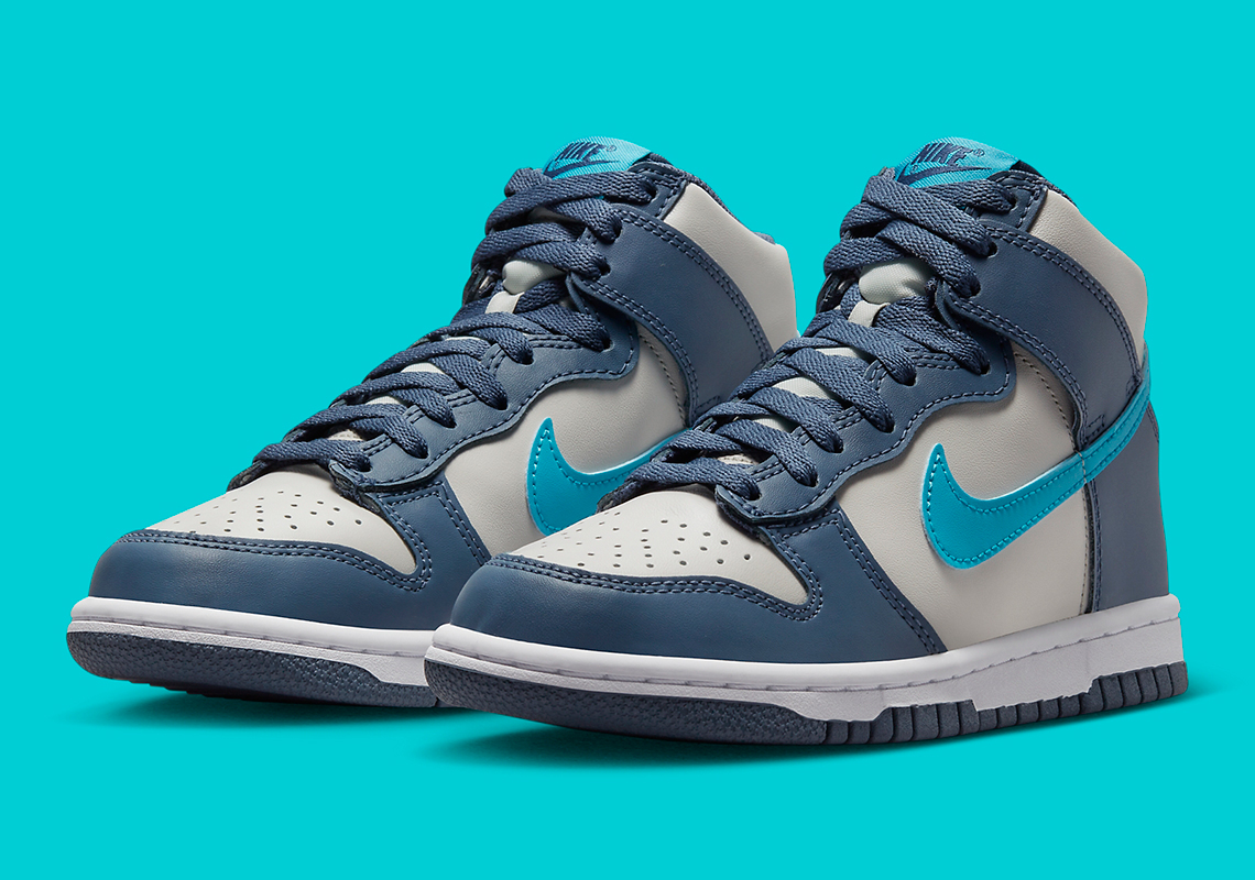 Aqua Blue Swooshes tạo điểm nhấn nổi bật cho mẫu giày sneaker Nike Dunk High