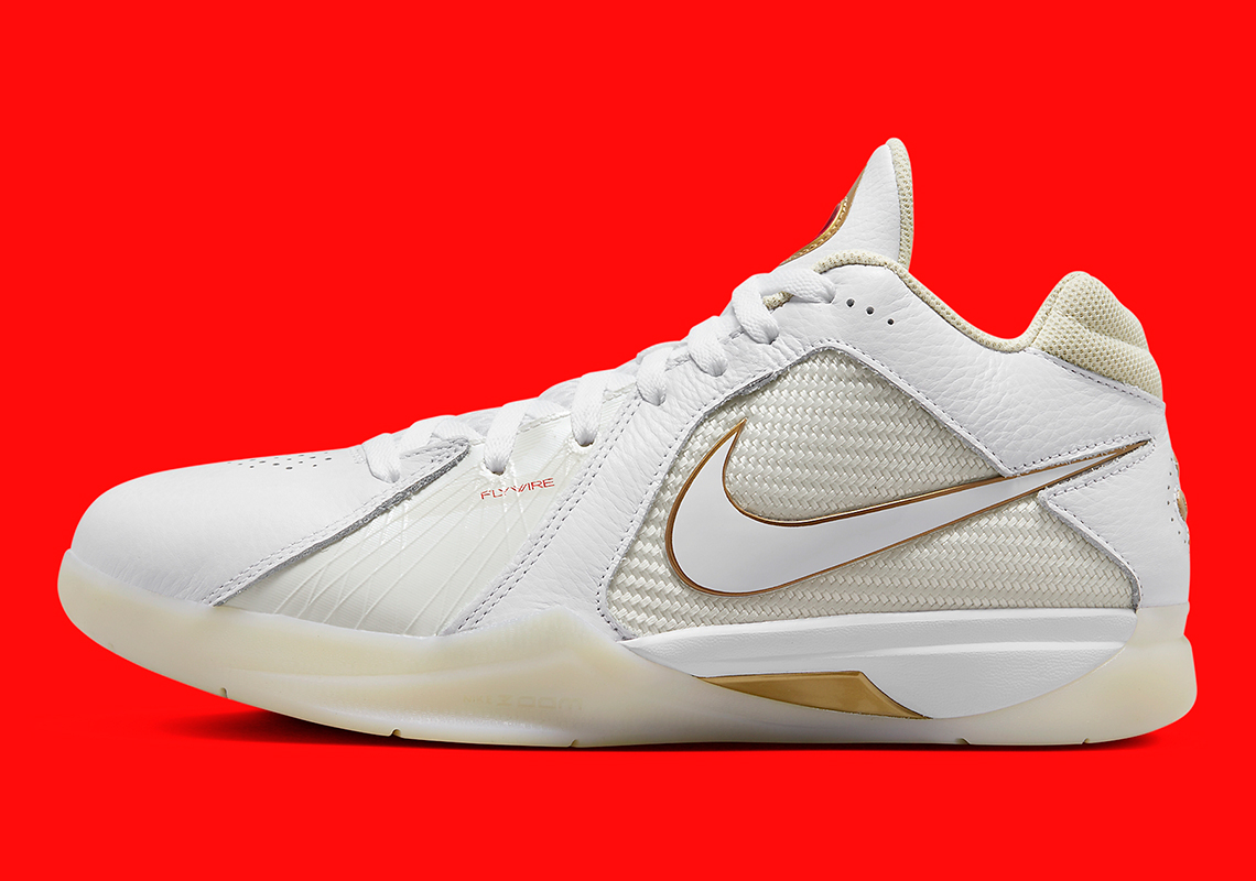 Bề mặt của Nike KD 3 Retro có màu trắng và vàng