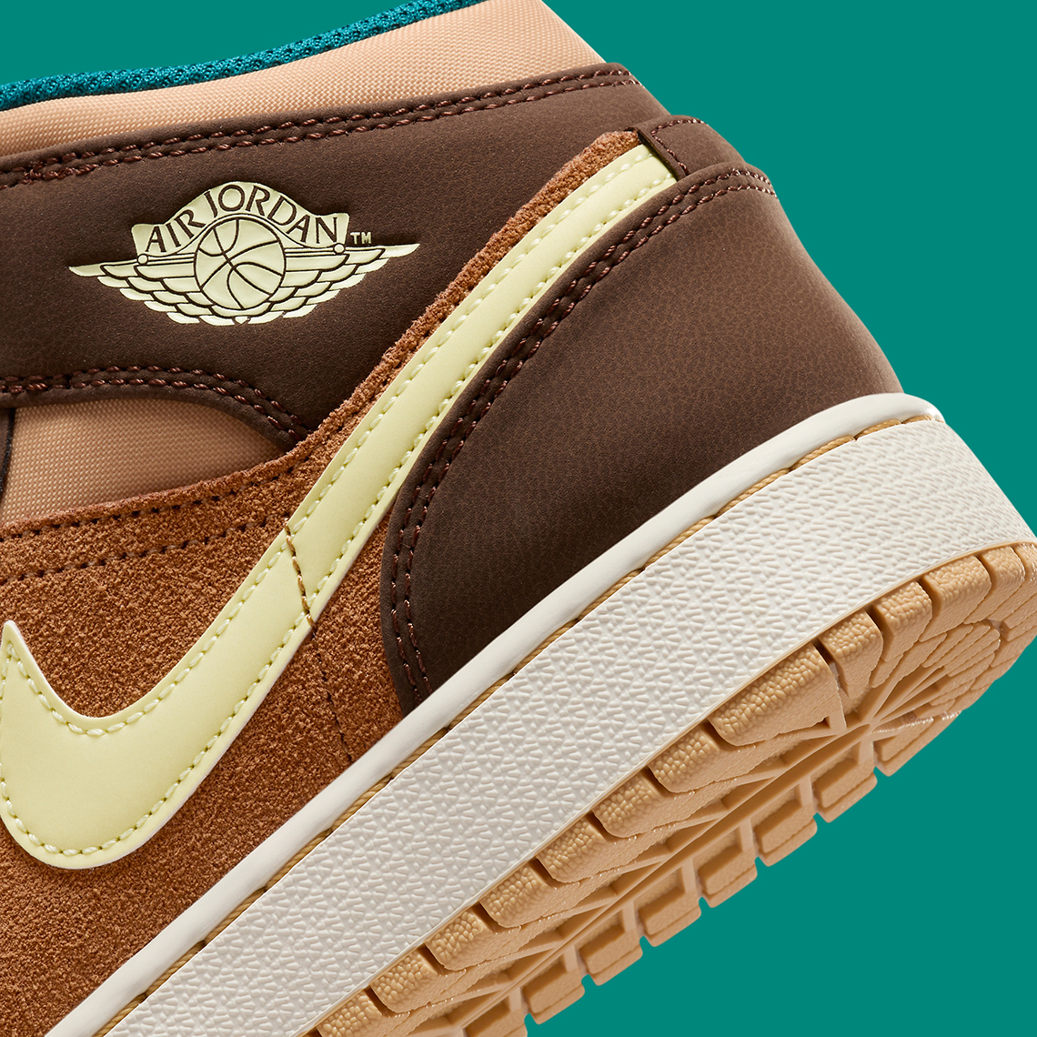 Bộ dụng cụ Teddy Bear lên sàn trên đôi giày Air Jordan 1 Mid GS - 10