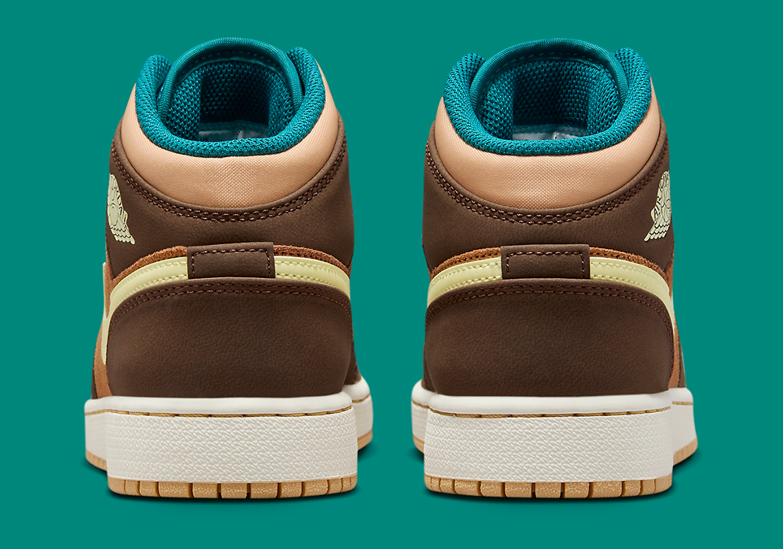 Bộ dụng cụ Teddy Bear lên sàn trên đôi giày Air Jordan 1 Mid GS - 5