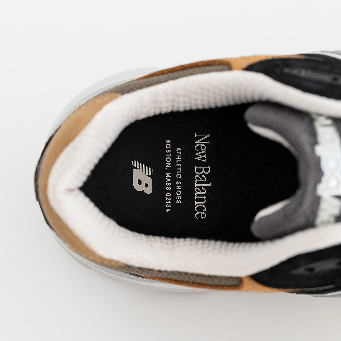 Bộ trang phục Đen và Nâu bao phủ đôi giày  New Balance 990v3 made USA mới này - 7