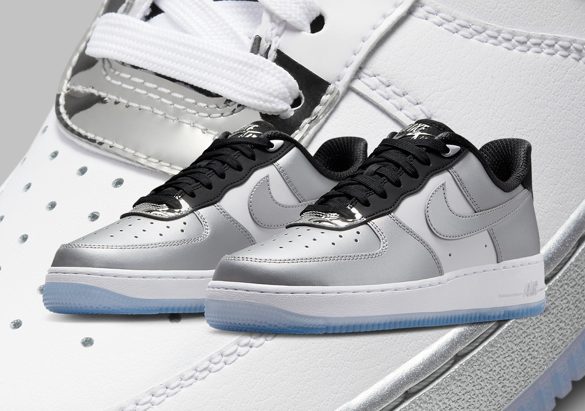 Các điểm nhấn Chrome tạo nên sự khác biệt cho bộ đôi Nike Air Force 1 này - 1