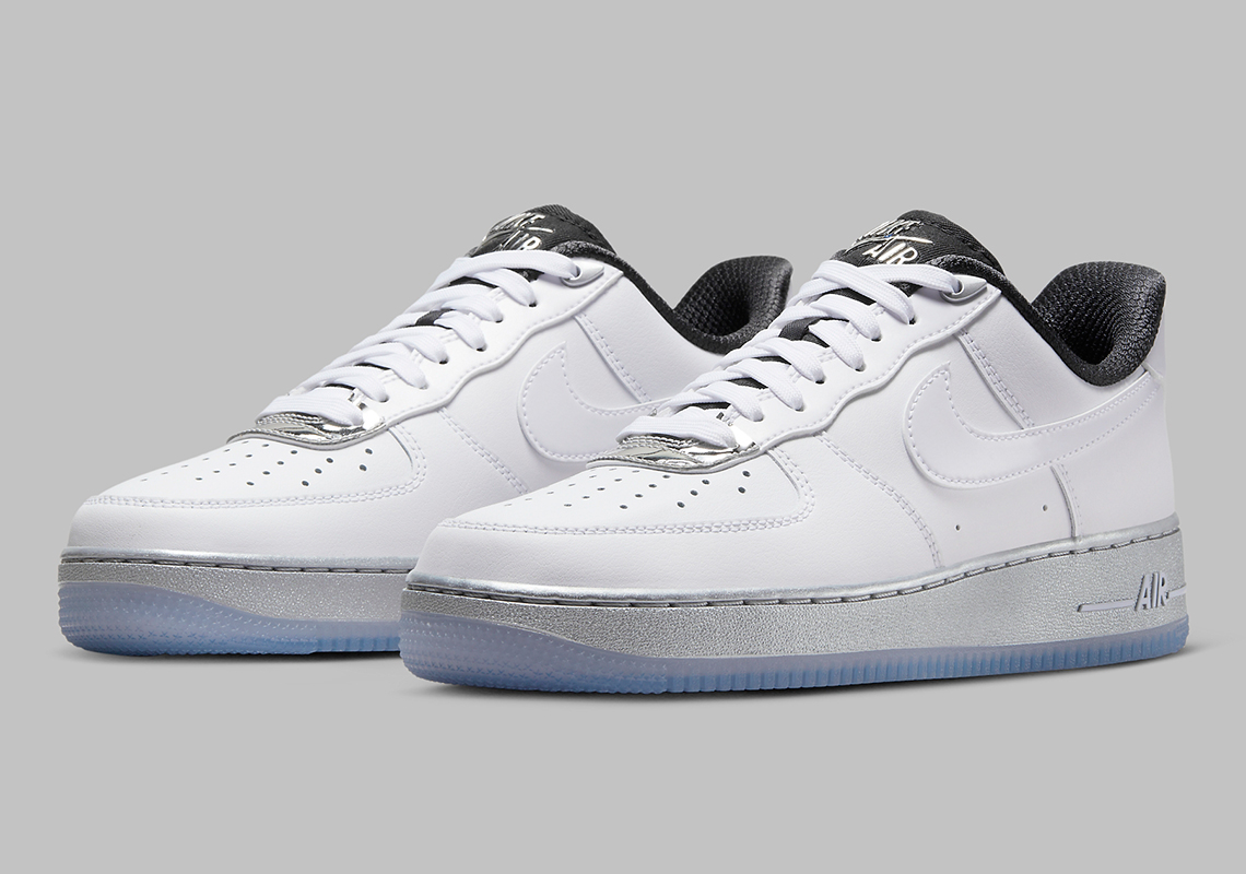 Các điểm nhấn Chrome tạo nên sự khác biệt cho bộ đôi Nike Air Force 1 này - 2