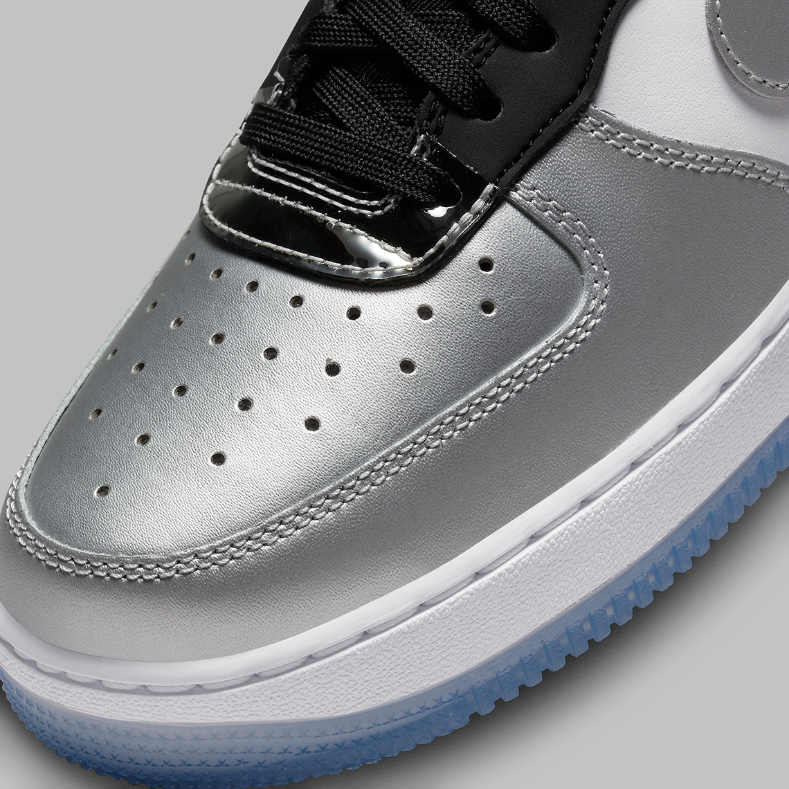 Các điểm nhấn Chrome tạo nên sự khác biệt cho bộ đôi Nike Air Force 1 này - 9