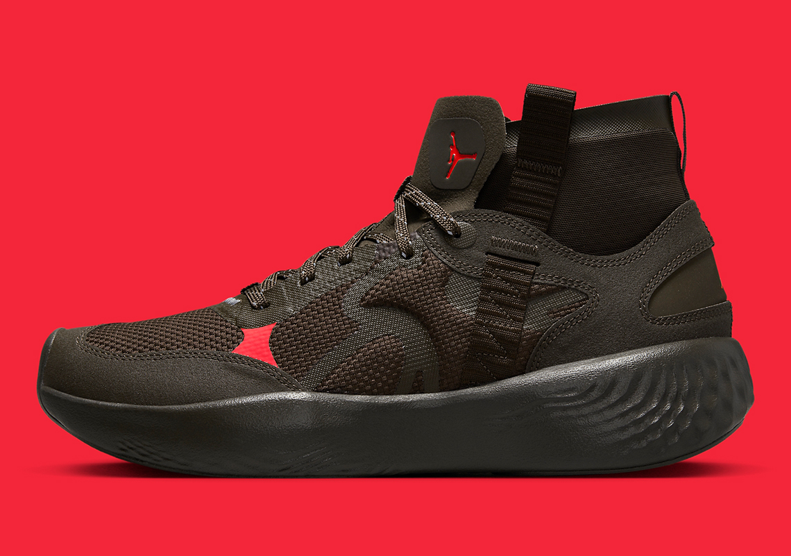 Các điểm nhấn hồng ngoại làm sáng lên chiếc Jordan Delta 3 Mid này - 2