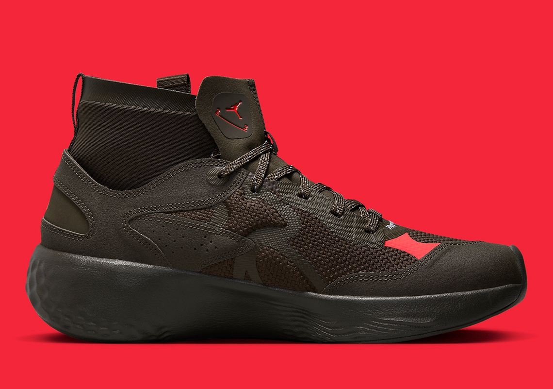 Các điểm nhấn hồng ngoại làm sáng lên chiếc Jordan Delta 3 Mid này - 3
